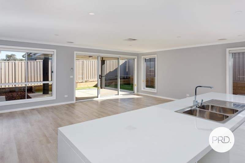 2/12 Gibson Street BOOROOMA 4