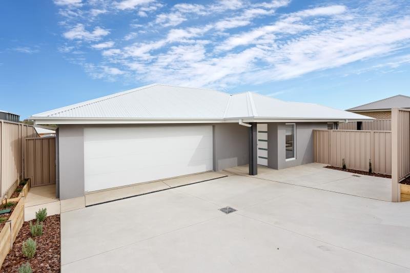 2/12 Gibson Street BOOROOMA 1