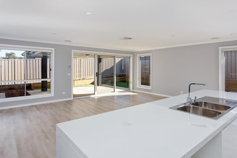 2/12 Gibson Street BOOROOMA 3