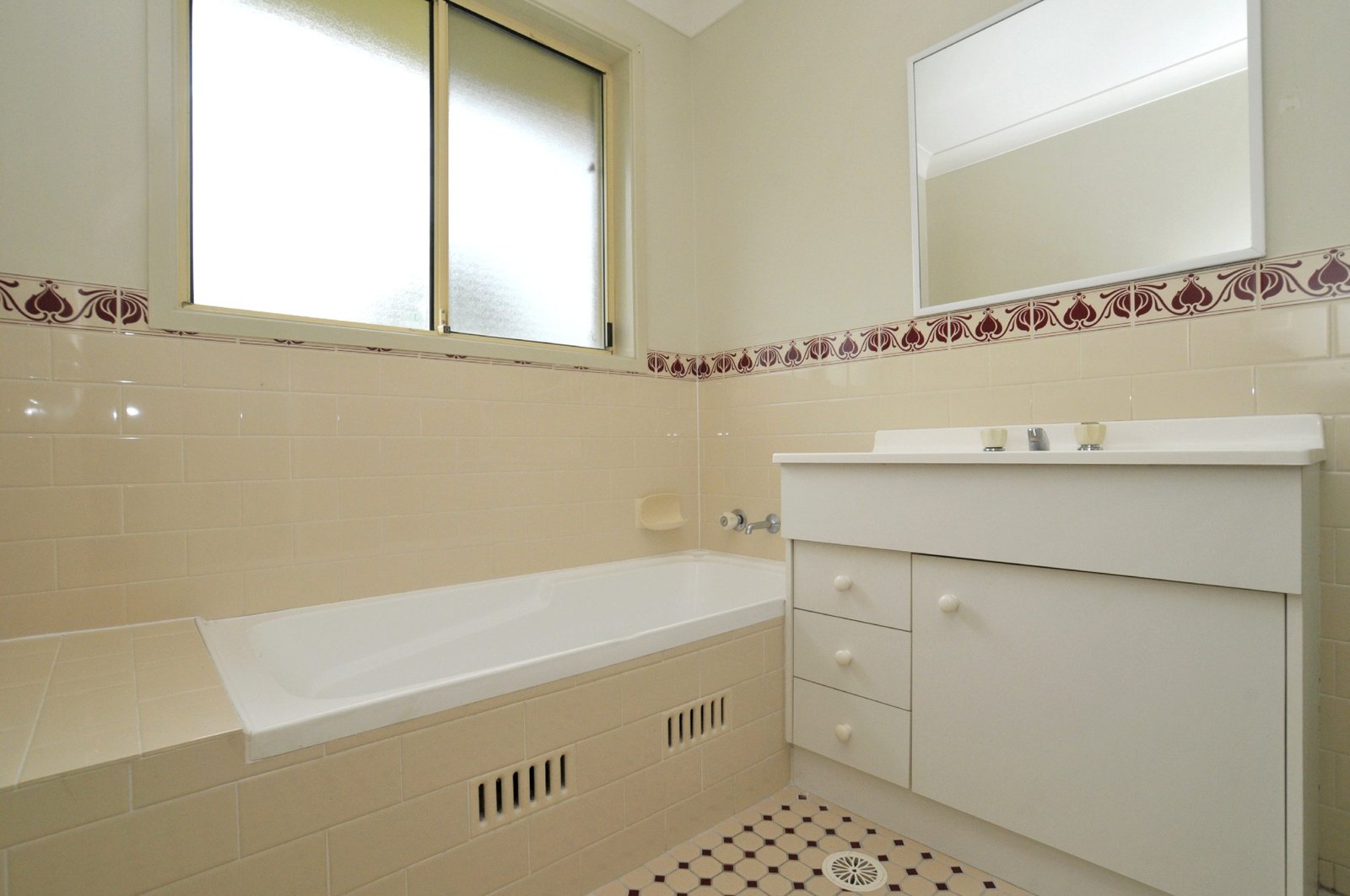 2/12 Proserpine Close ASHTONFIELD 3