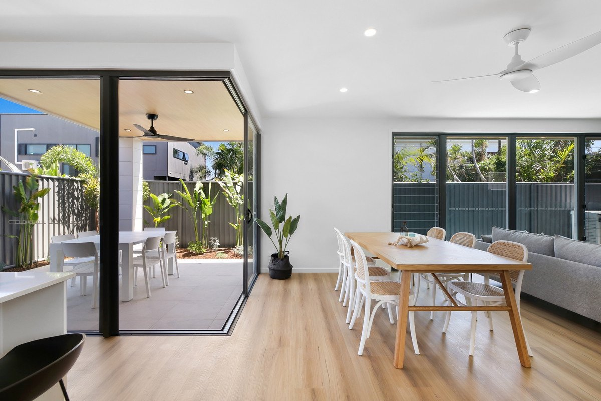 2/124 Sunshine Parade Miami 7