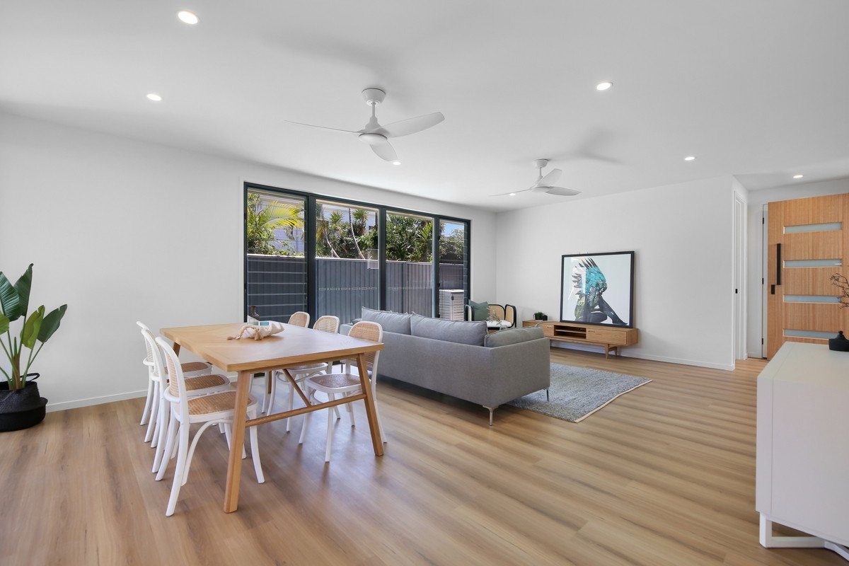 2/124 Sunshine Parade Miami 9