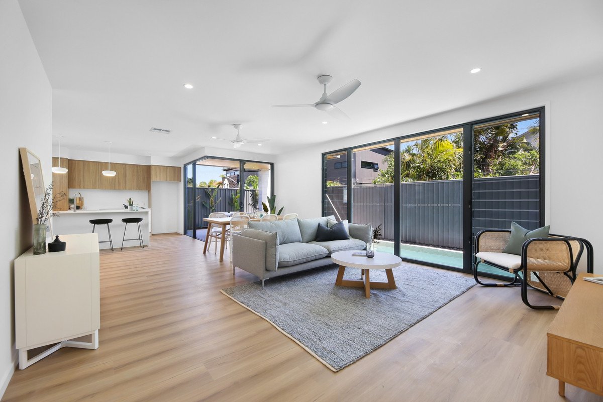 2/124 Sunshine Parade Miami 14