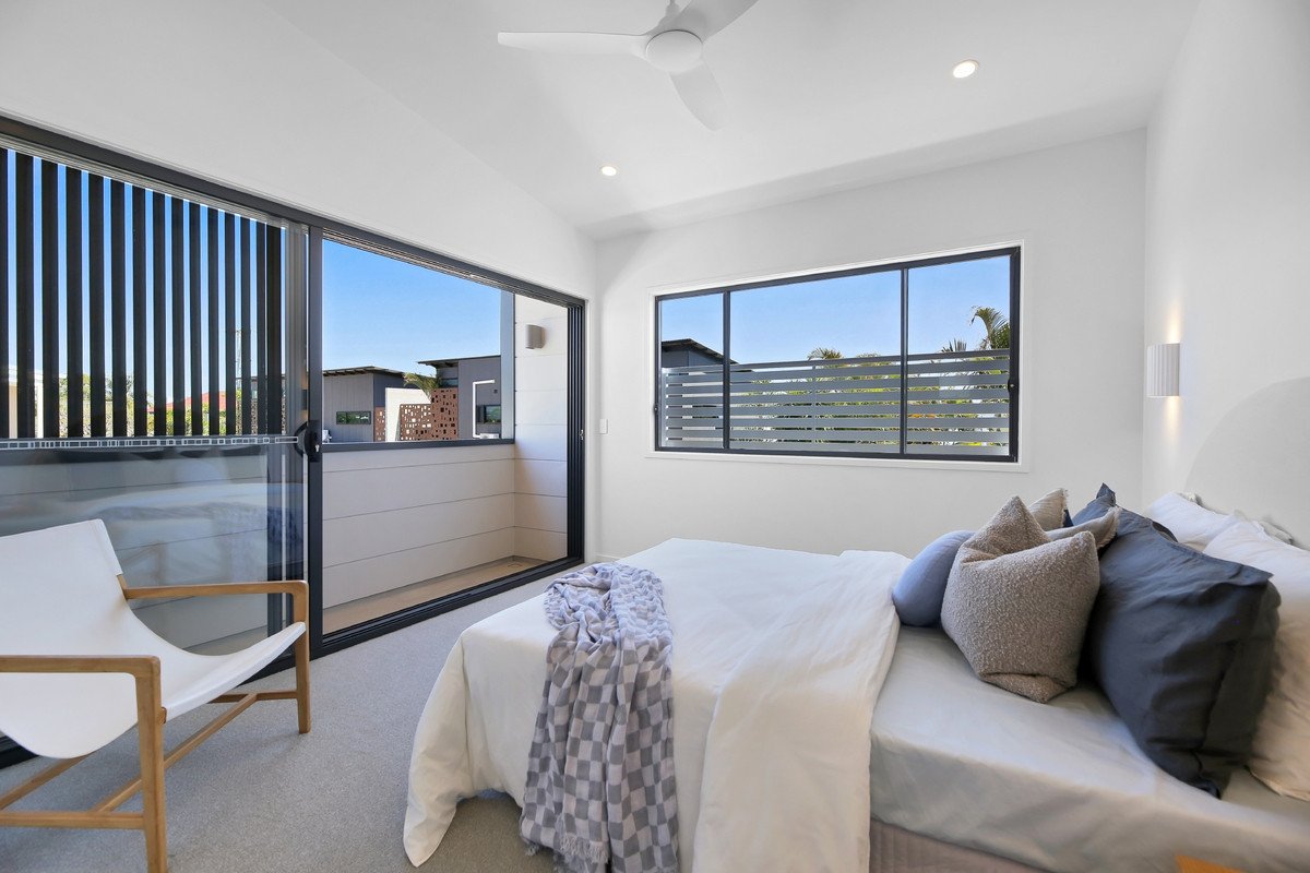 2/124 Sunshine Parade Miami 15