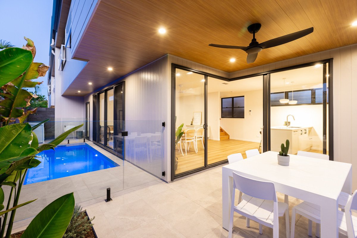 2/124 Sunshine Parade Miami 1