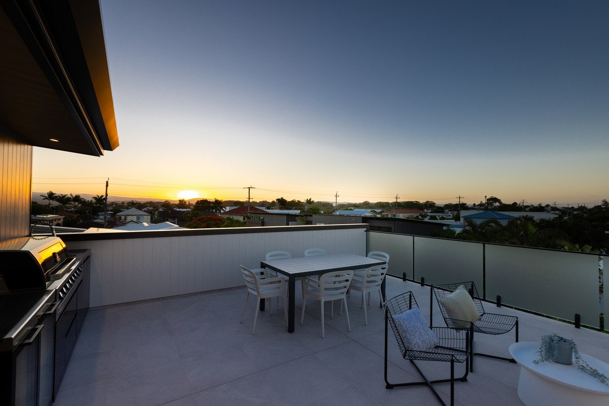 2/124 Sunshine Parade Miami 3