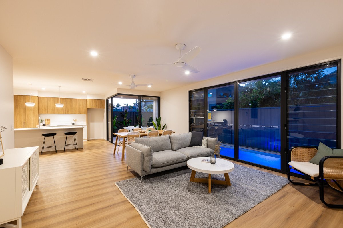 2/124 Sunshine Parade Miami 4