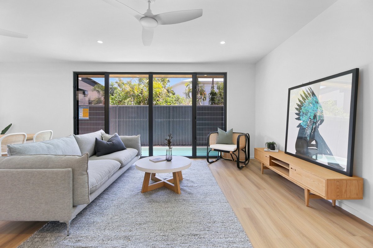 2/124 Sunshine Parade Miami 5