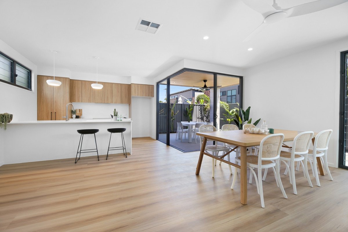 2/124 Sunshine Parade Miami 6