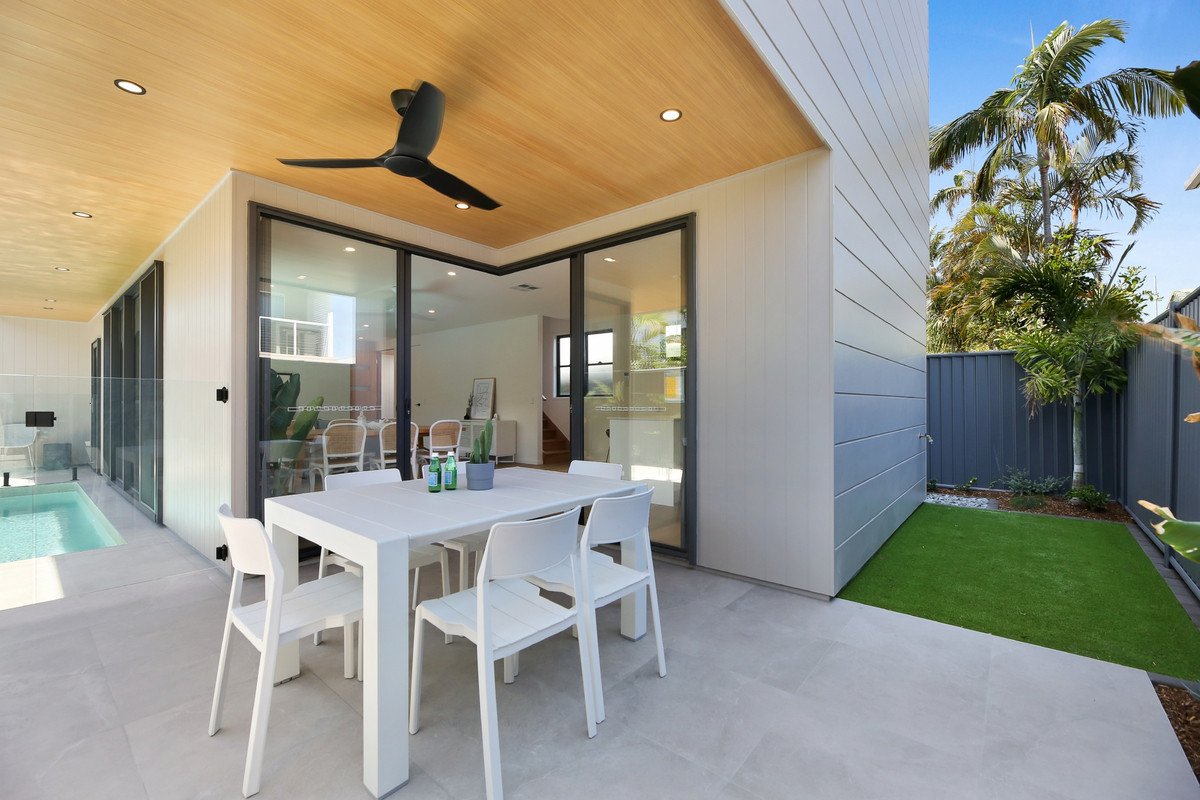 2/124 Sunshine Parade Miami 10