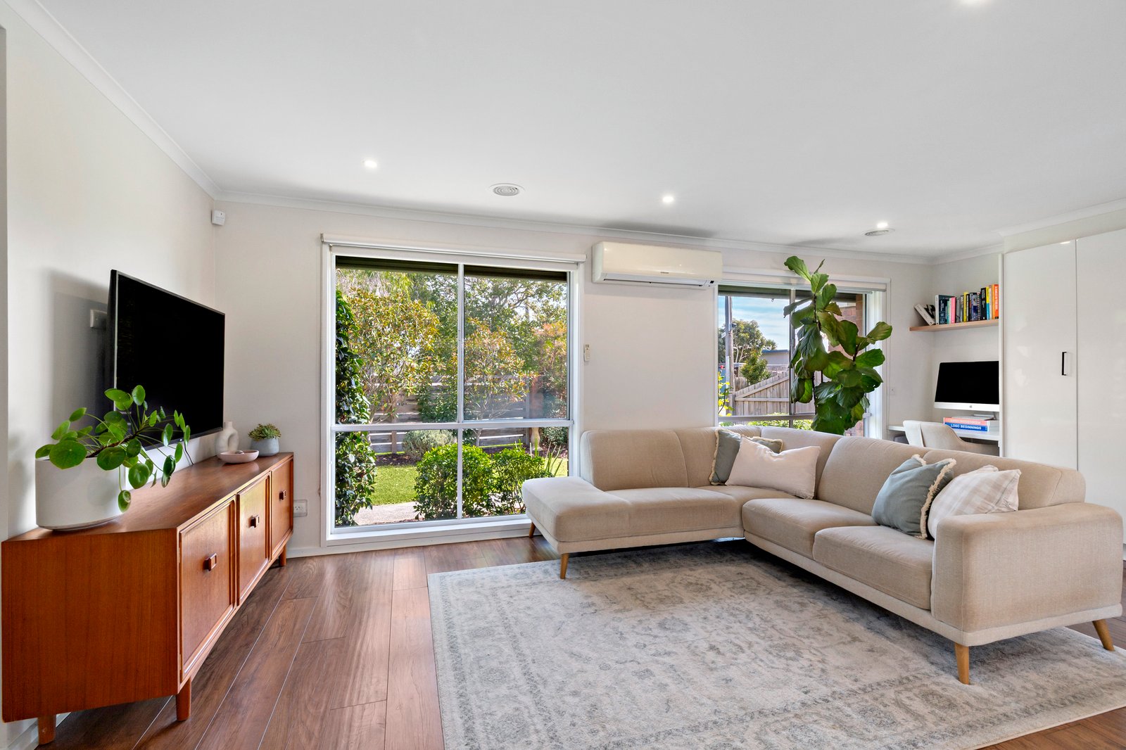 Gallery: 2/127 Kinross Avenue