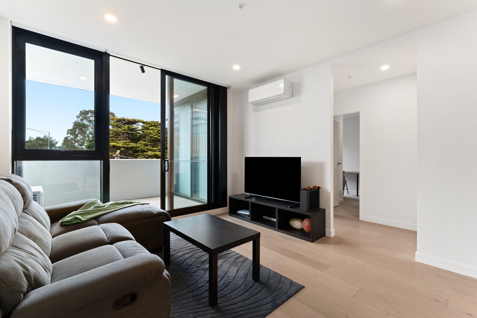Gallery: 212C/45 Linden Avenue
