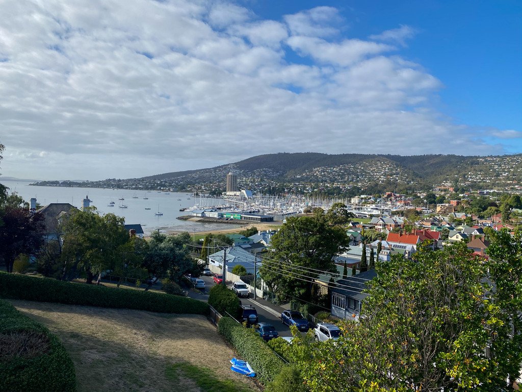 2/13 Bath Street BATTERY POINT 8