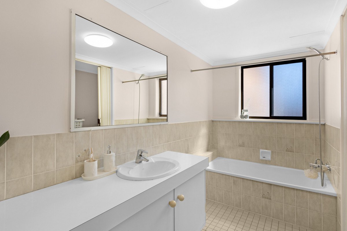 2/13 Christina Court Mermaid Waters 9