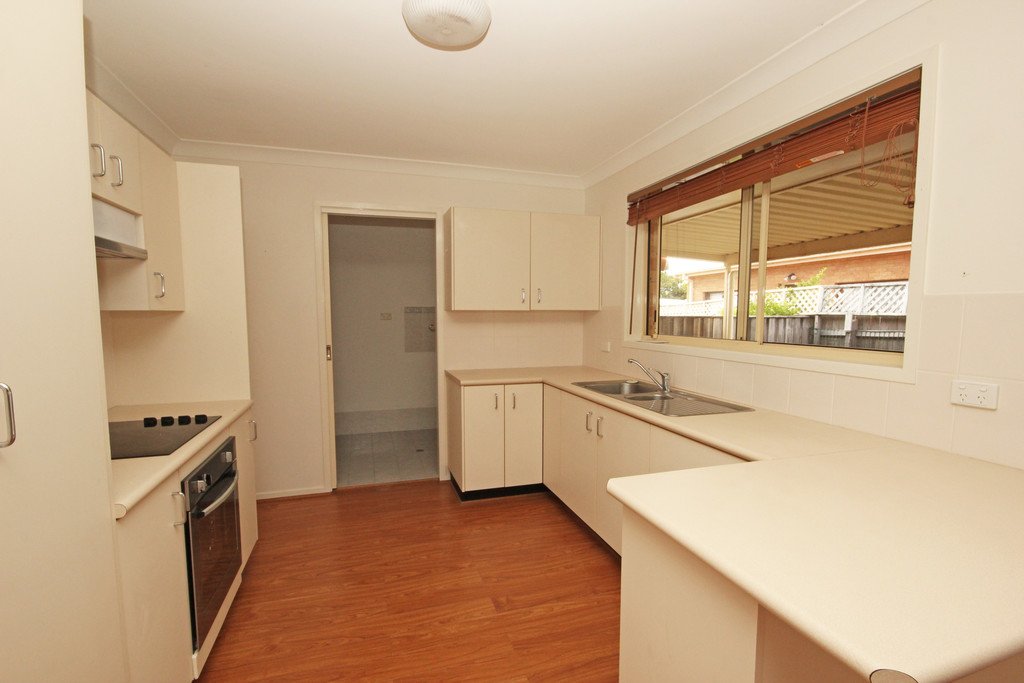 2/13 Lake Street LAURIETON 2