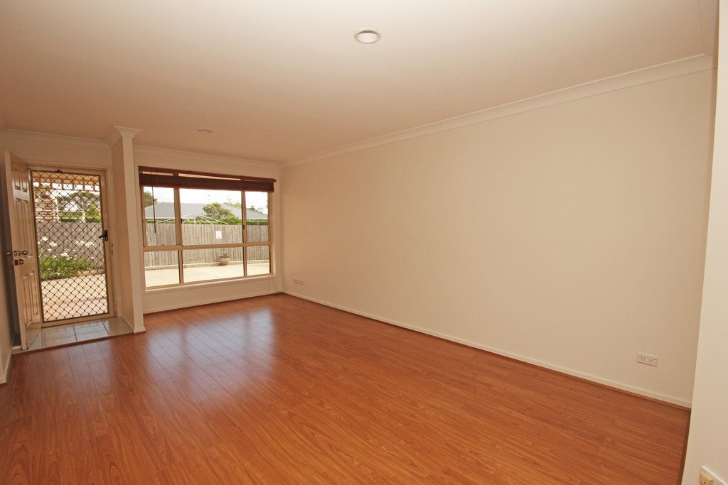 2/13 Lake Street LAURIETON 3