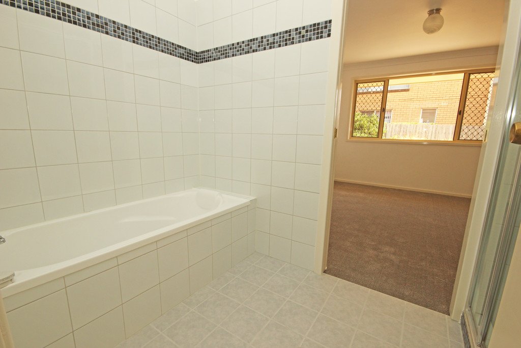 2/13 Lake Street LAURIETON 8