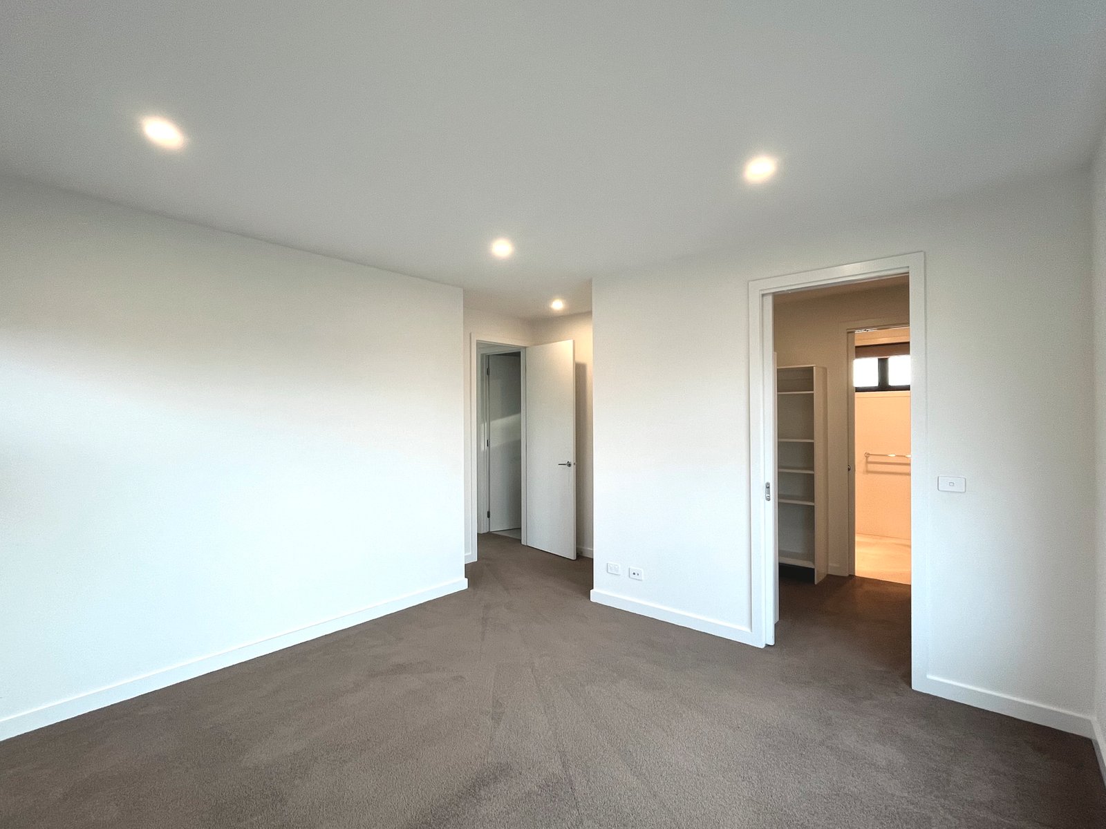 Gallery: 2/13 Longbourne Avenue
