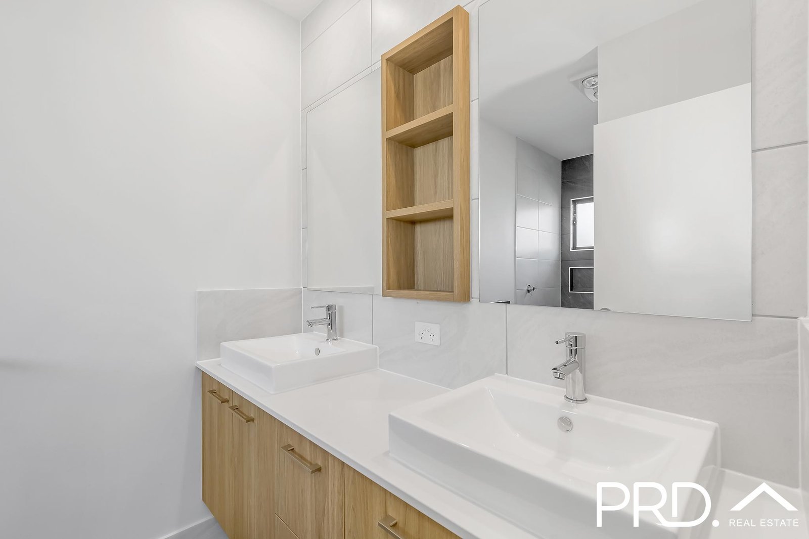 2/13 Robert Street MUDGEERABA 6