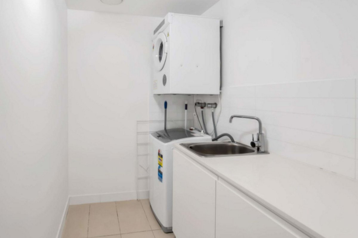 2131/2-14 The Esplanade Burleigh Heads 11