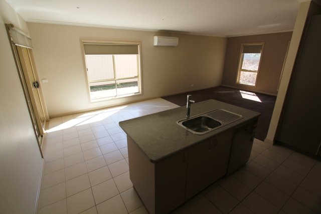 2/1316 Howitt Street WENDOUREE 9