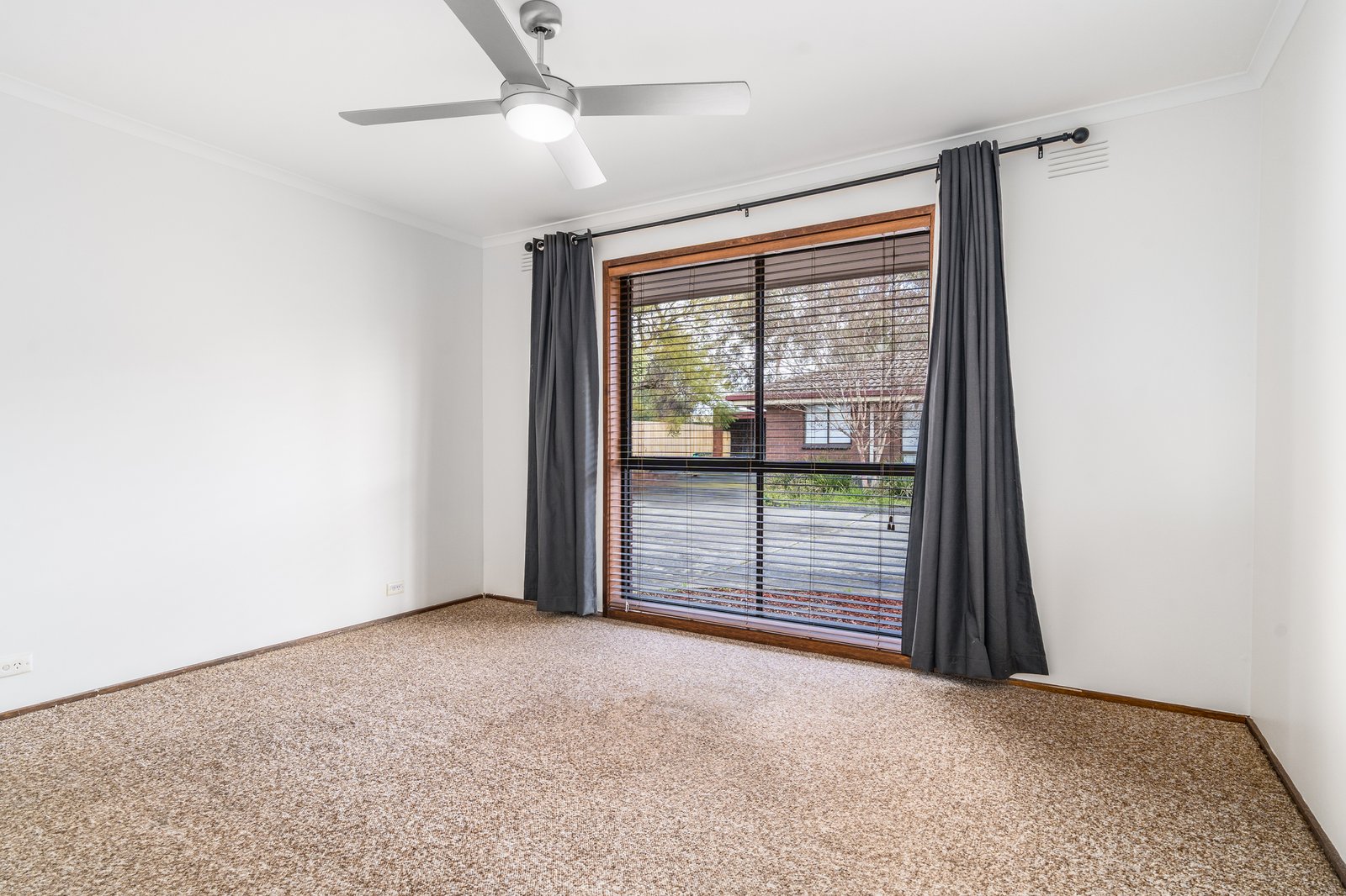 Gallery: 2/133 Helms Street