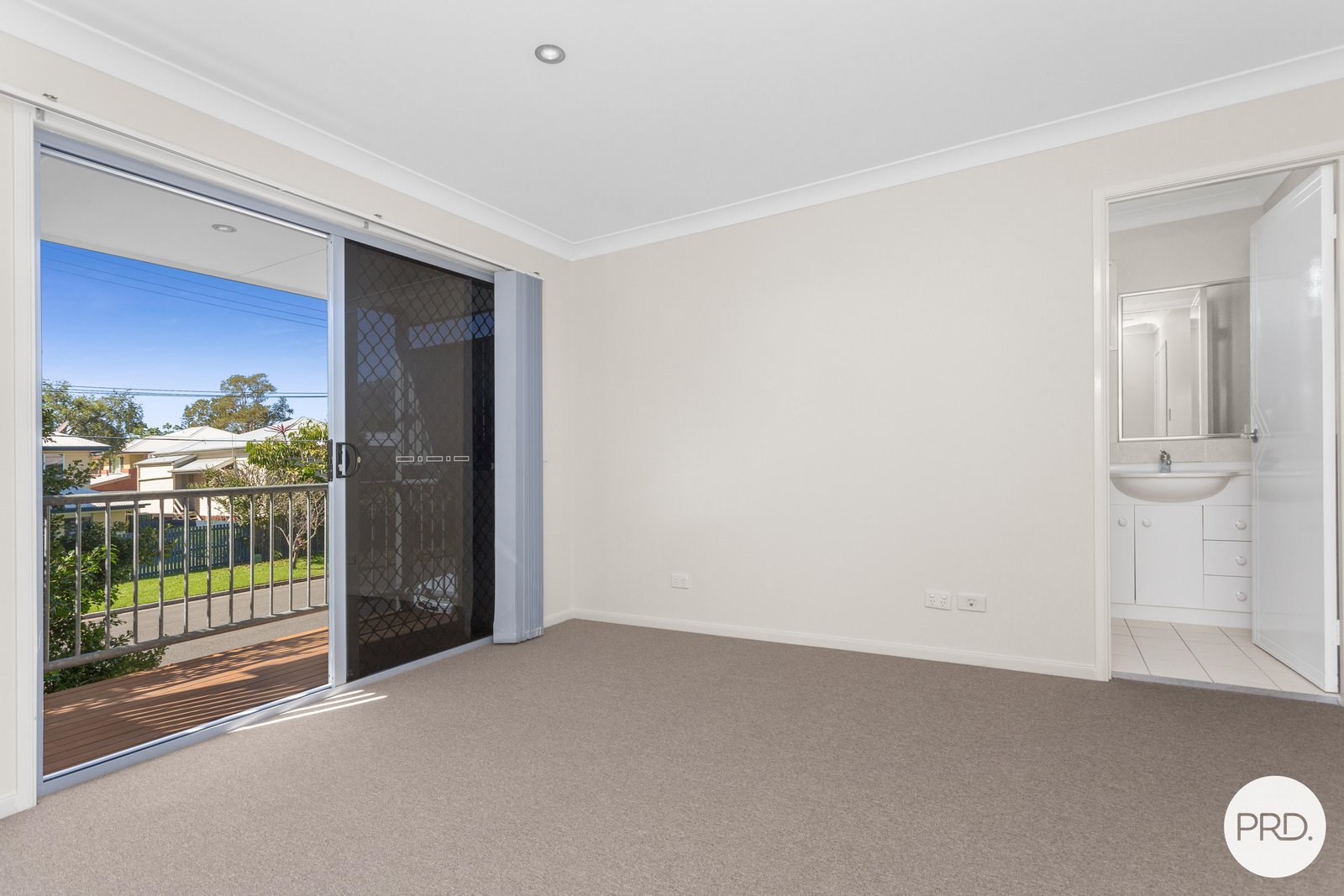 2/134 York Street NUNDAH 8