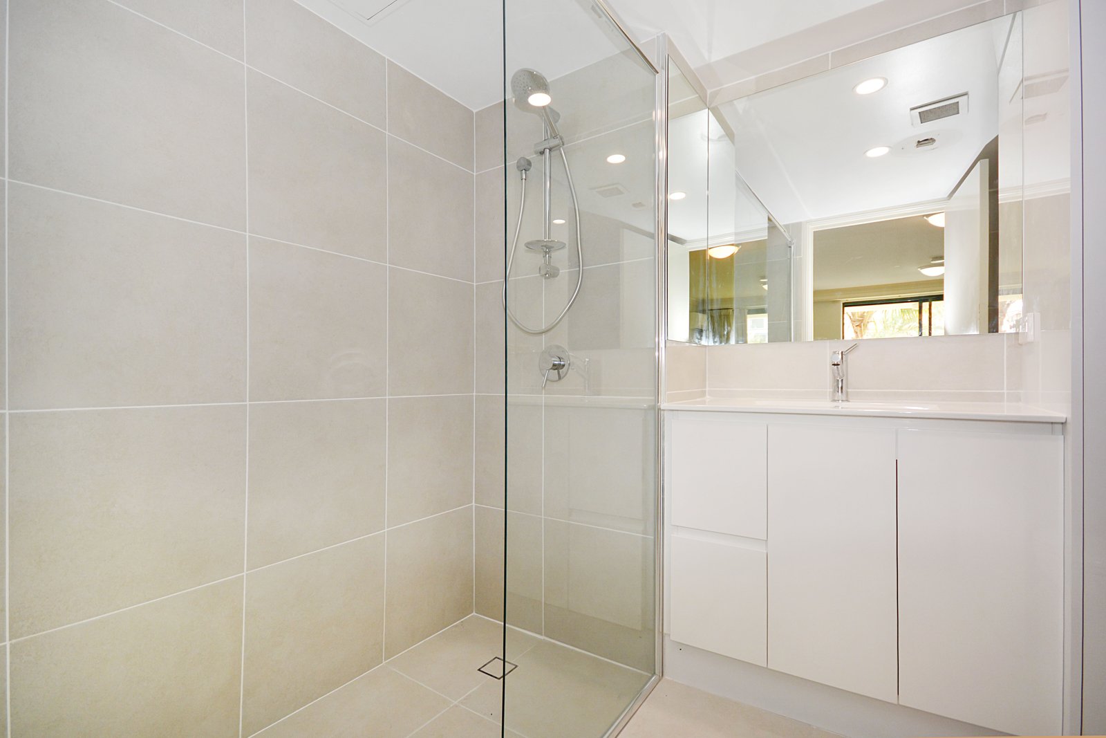 213/99 Griffith Street COOLANGATTA 3