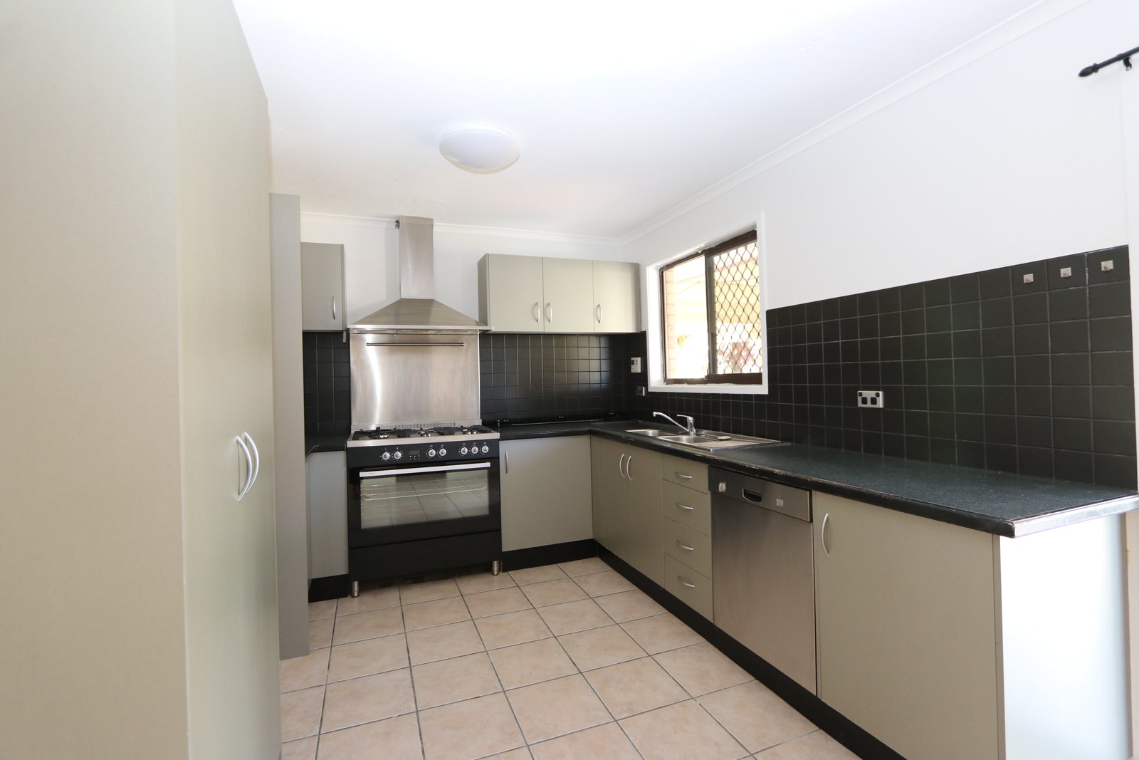 214 Cotlew Street ASHMORE 7