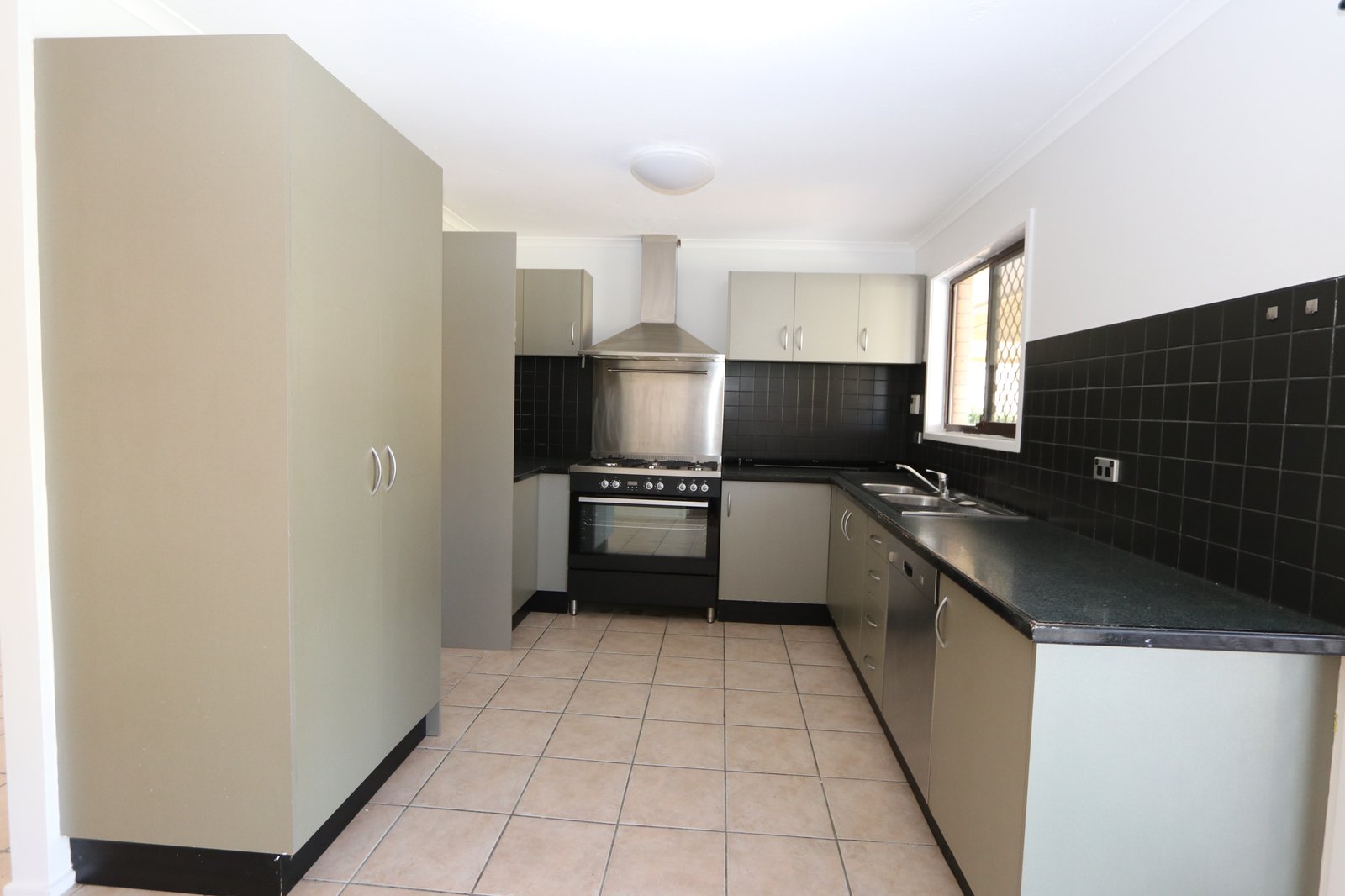 214 Cotlew Street ASHMORE 8