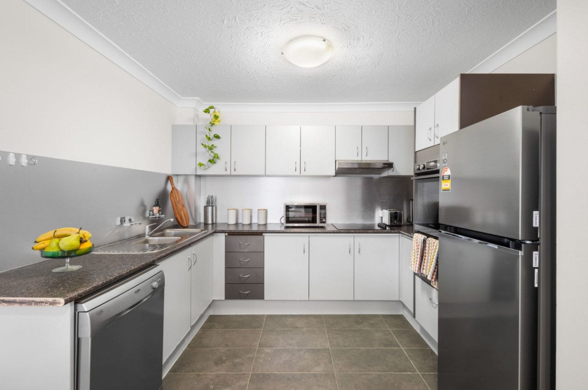2/14 Peerless Avenue Mermaid Beach 3