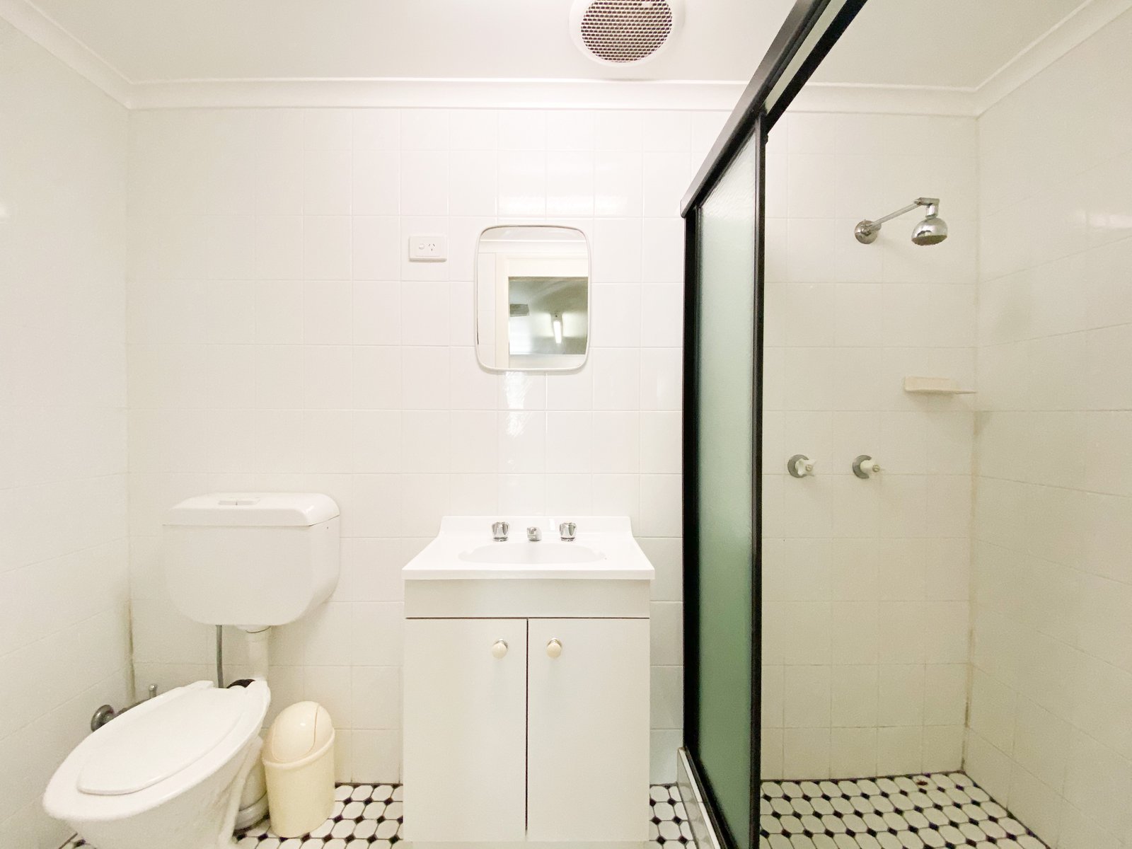 2/14 The Peninsula  CORLETTE 7