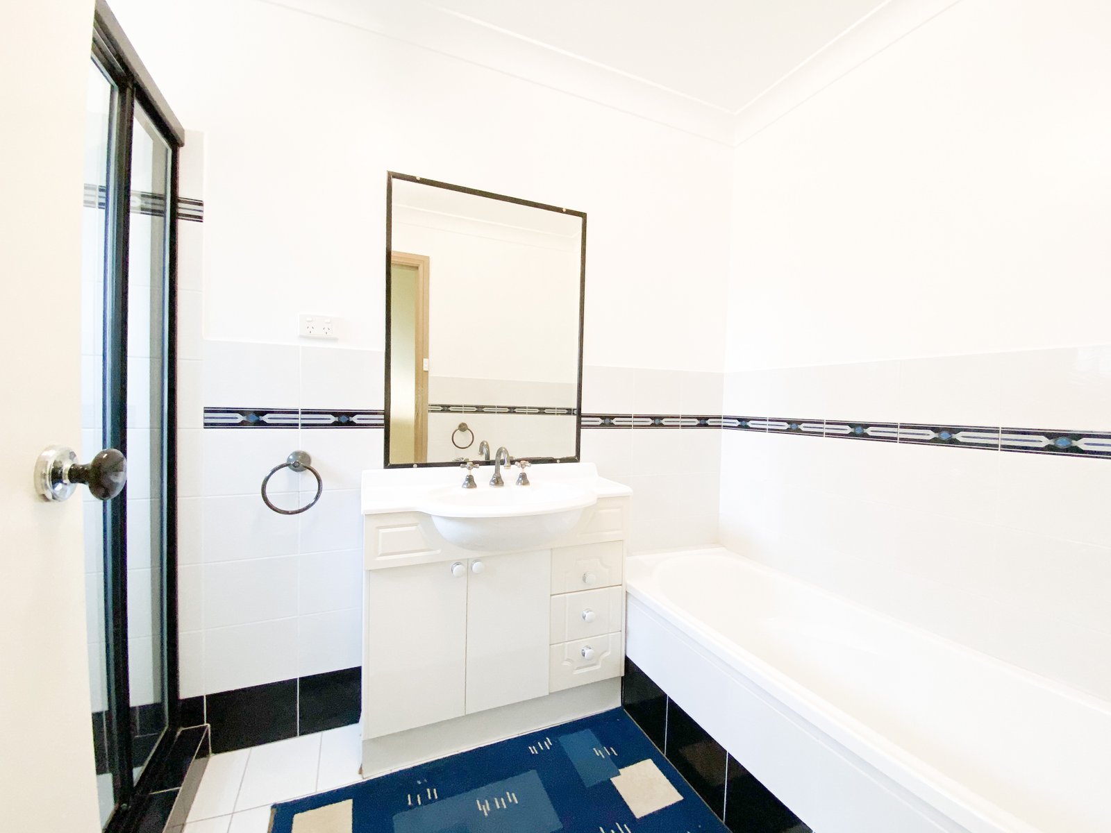 2/14 The Peninsula  CORLETTE 9