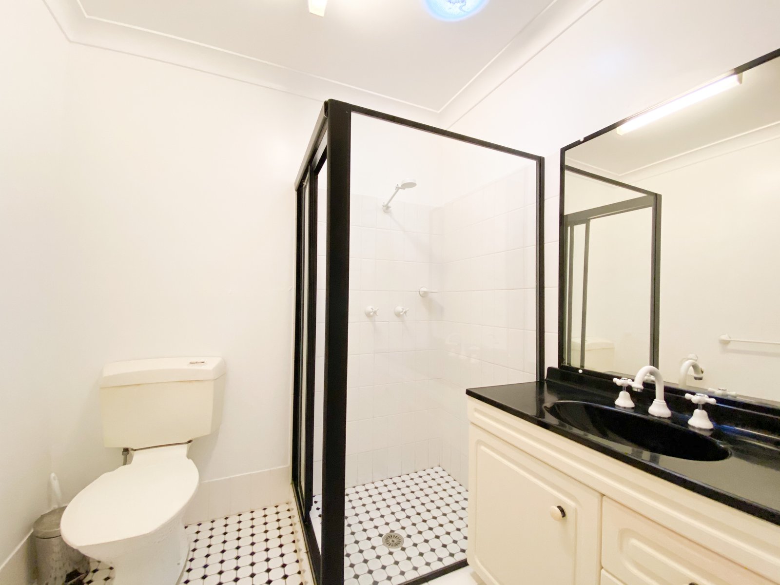 2/14 The Peninsula  CORLETTE 15