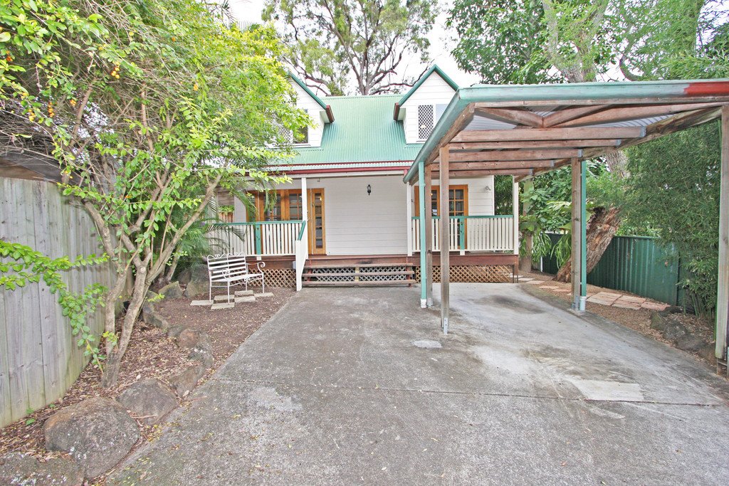 2/140 Eugaree Street SOUTHPORT 1
