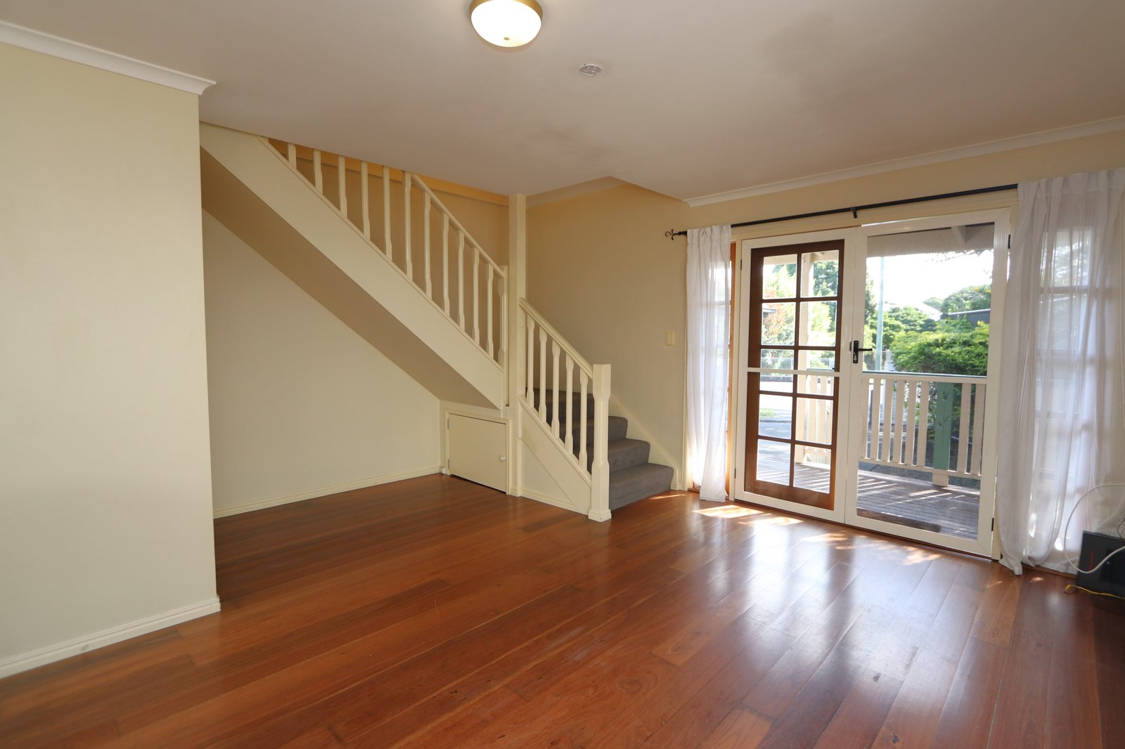 2/140 Eugaree Street SOUTHPORT 4
