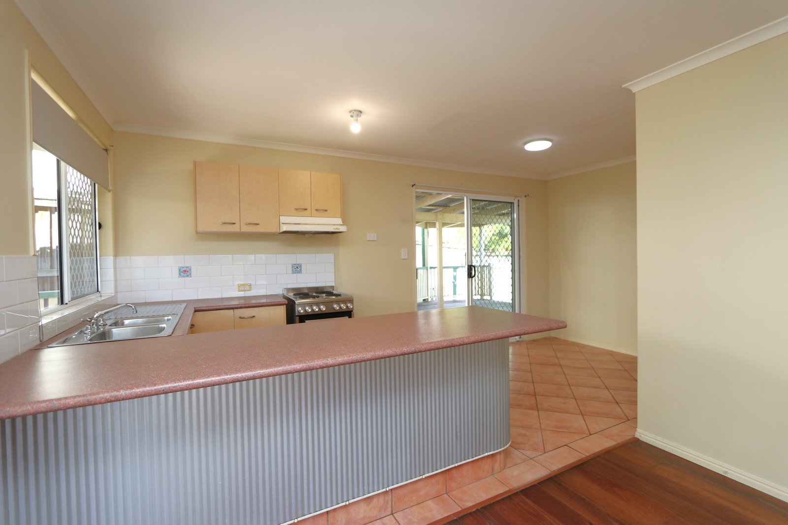 2/140 Eugaree Street SOUTHPORT 7