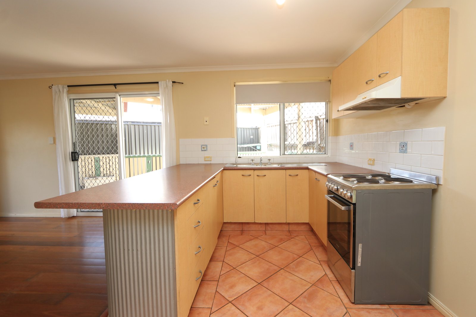 2/140 Eugaree Street SOUTHPORT 8