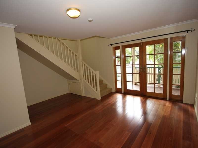 2/140 Eugaree Street SOUTHPORT 3