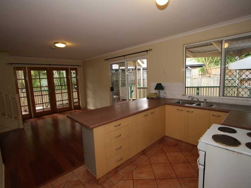 2/140 Eugaree Street SOUTHPORT 4