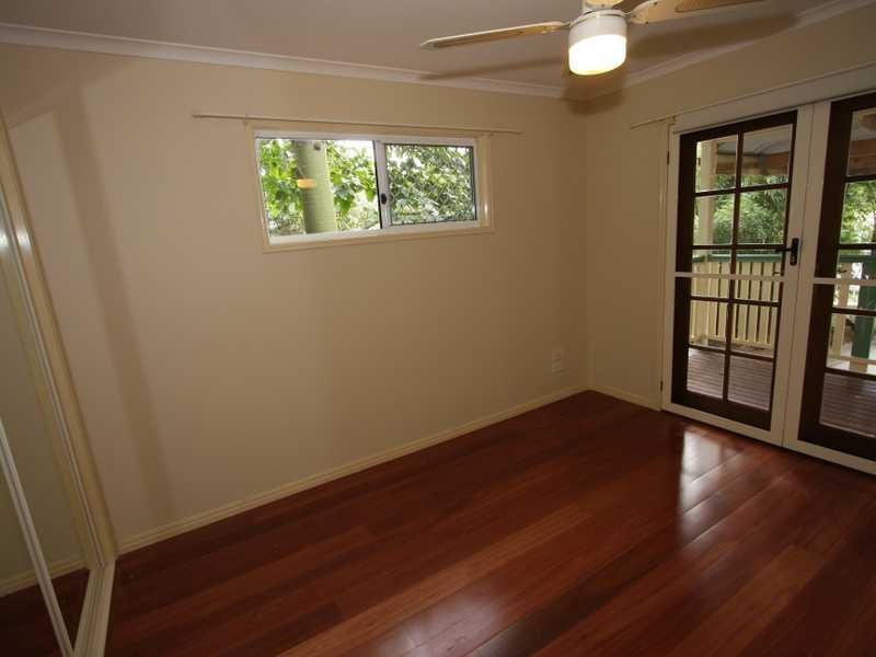 2/140 Eugaree Street SOUTHPORT 5