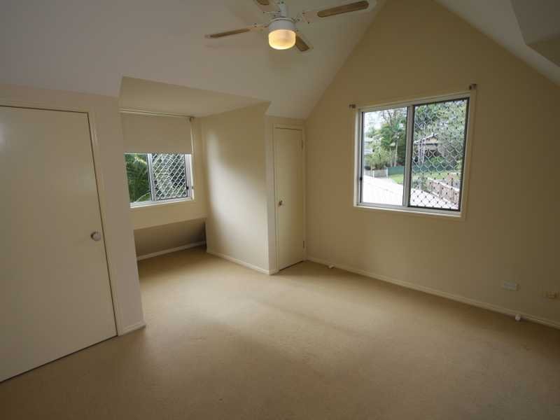 2/140 Eugaree Street SOUTHPORT 6