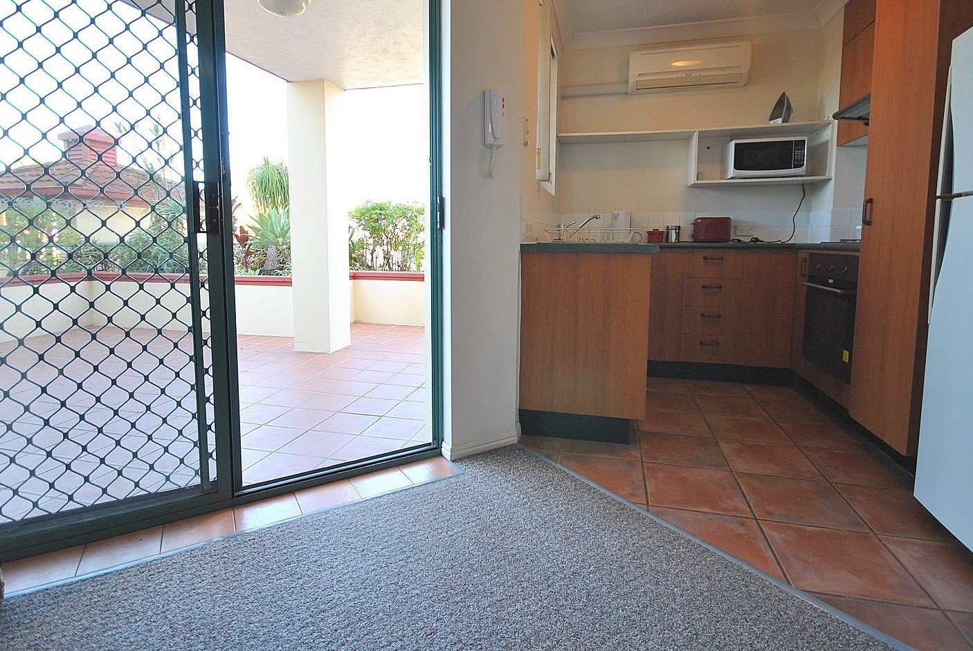 2/140 Marine Parade SOUTHPORT 2