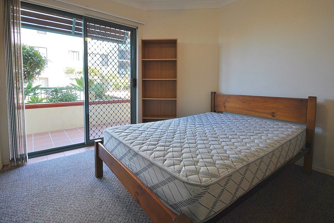 2/140 Marine Parade SOUTHPORT 3