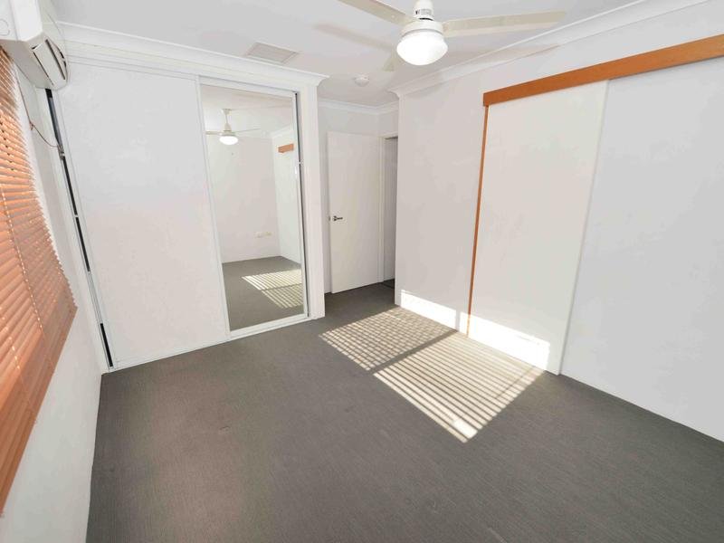 2/15 CARINYA Drive CLINTON 3