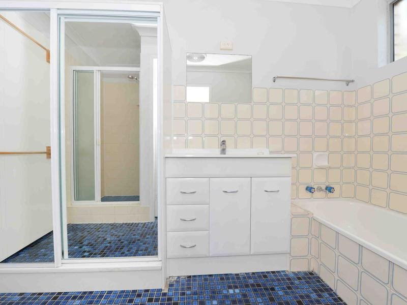 2/15 CARINYA Drive CLINTON 10