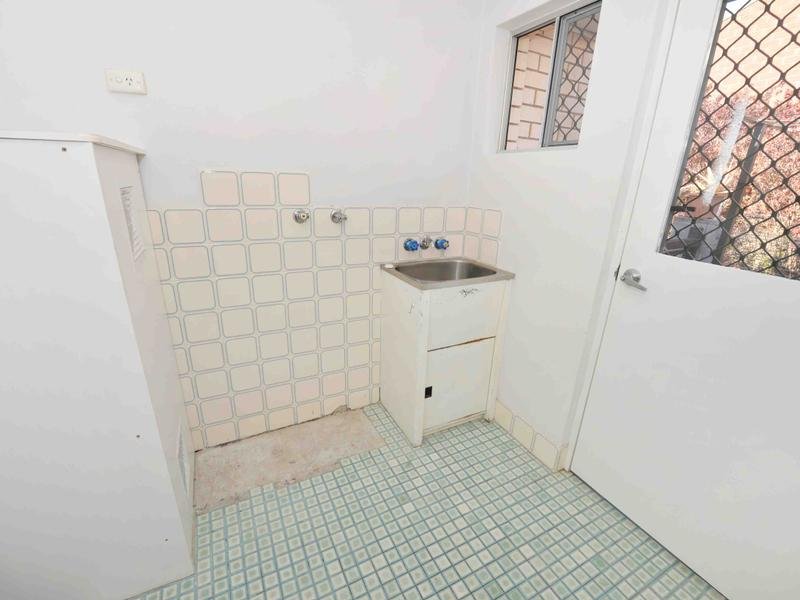 2/15 CARINYA Drive CLINTON 12