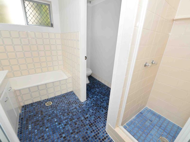 2/15 CARINYA Drive CLINTON 4