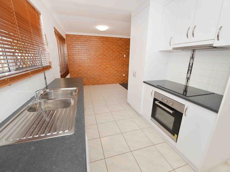 2/15 CARINYA Drive CLINTON 5