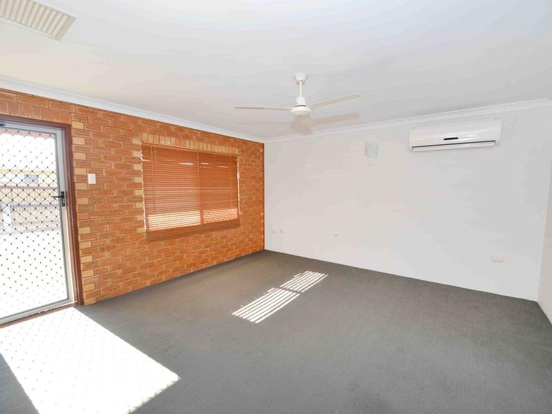 2/15 CARINYA Drive CLINTON 8